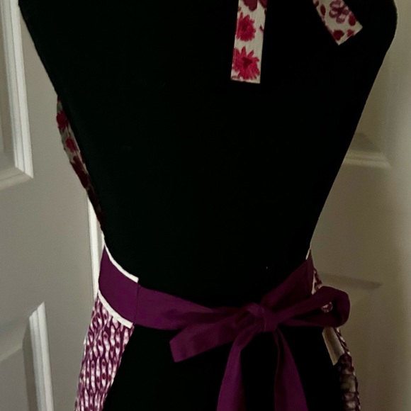 Full apron pockets ties. Spring colors. - Picture 6 of 11